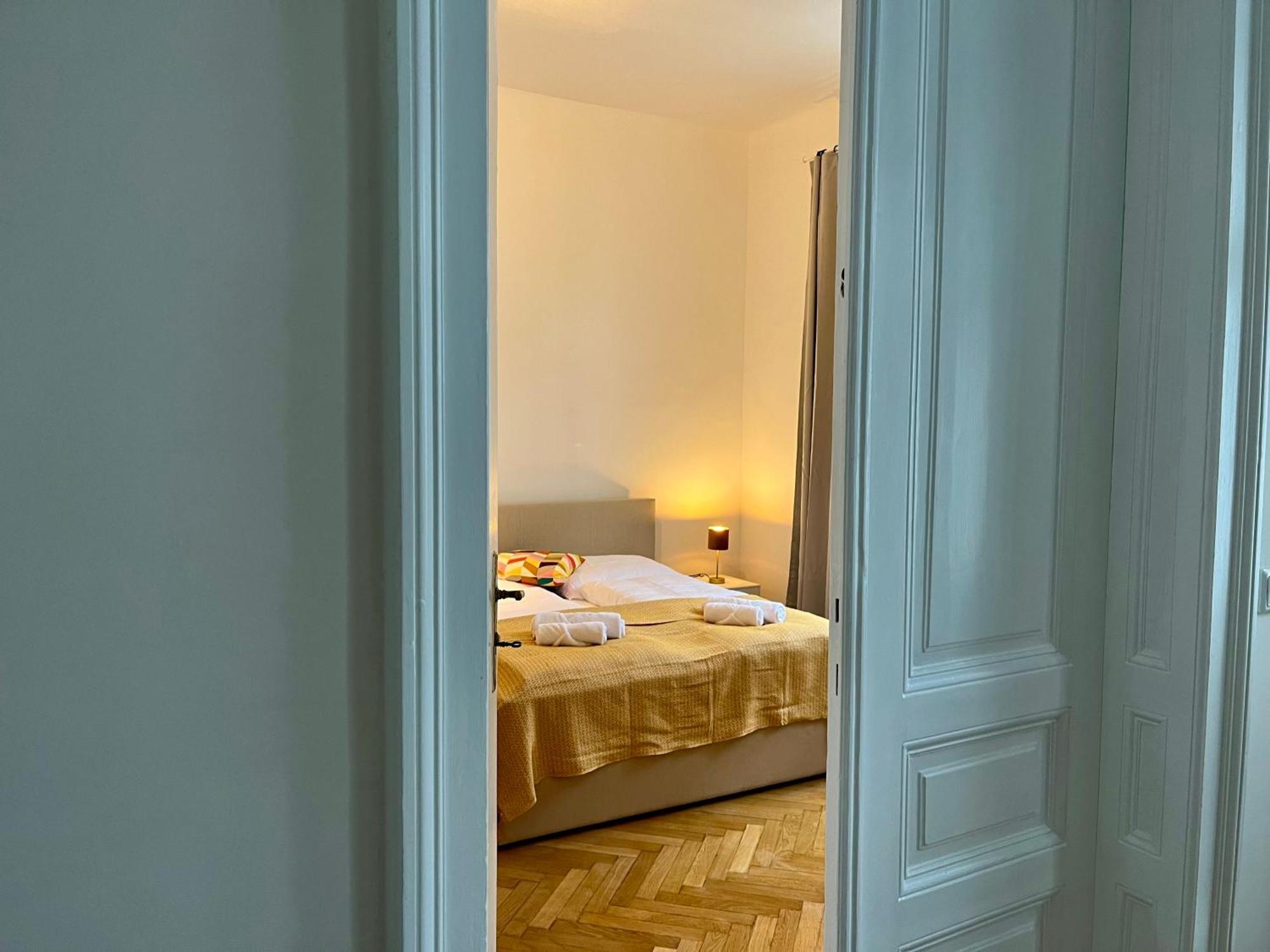 Grosszuegiger Wiener Altbau Gleich Neben Schoenbrunn Exterior foto