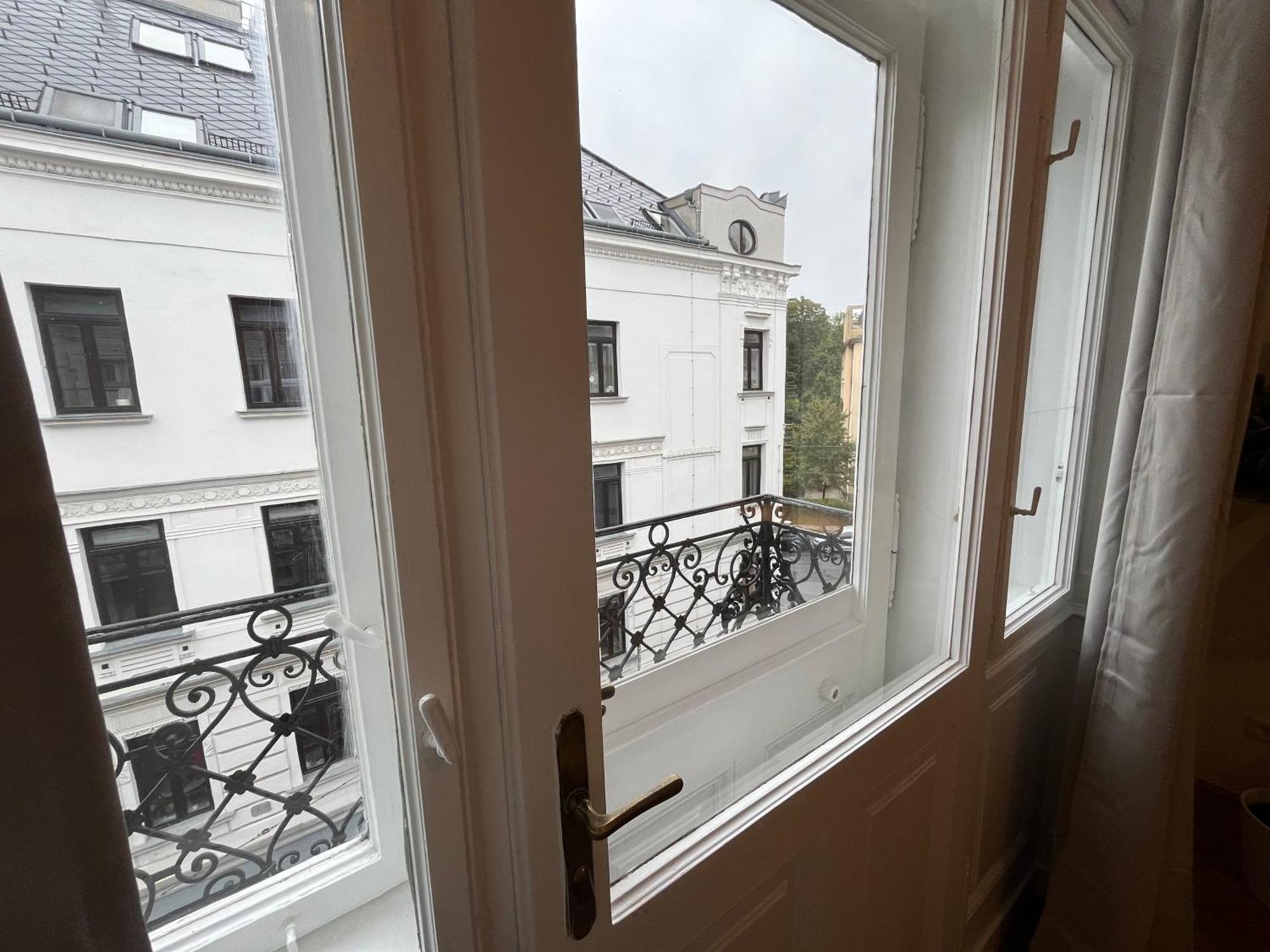Grosszuegiger Wiener Altbau Gleich Neben Schoenbrunn Exterior foto